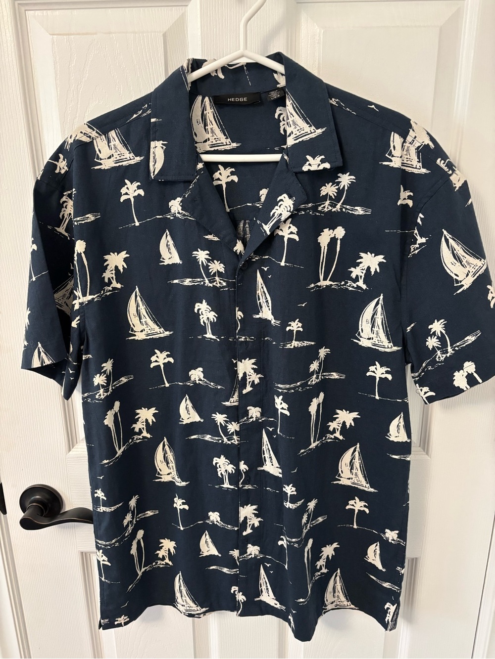NWOT HEDGE Navy and White Sailboat Print Short Sleeve Button-Down Shirt